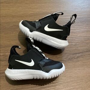 Nike Infant Black/White Flex Runner Sneakers size 2C